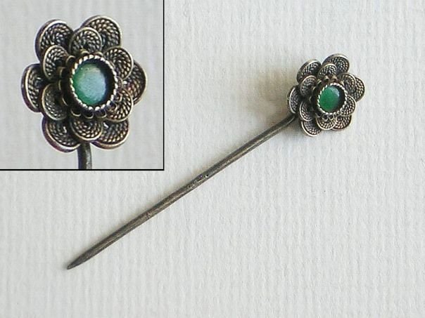 Very small hairpin with a flower – (8045)